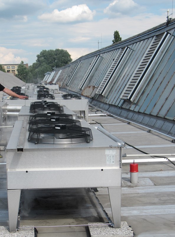 Serverhallenkühlung Split Geräte am Dach