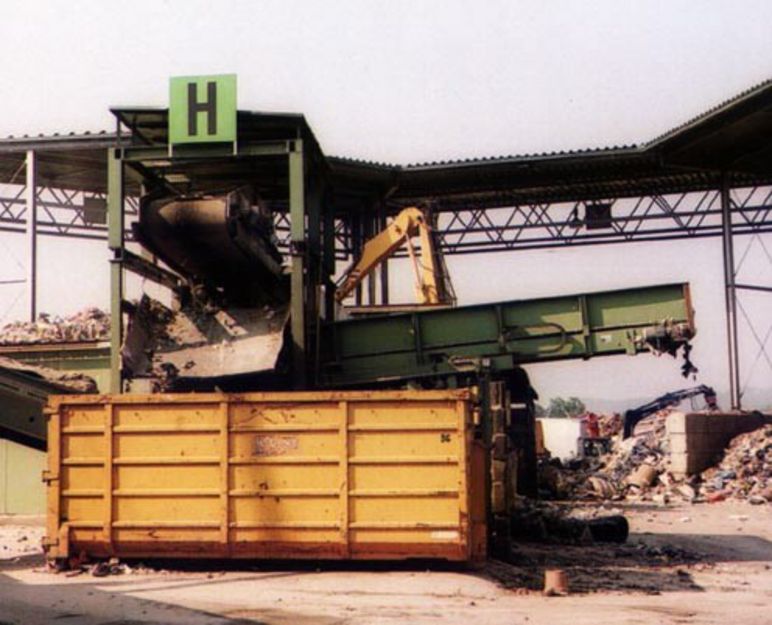 Dust suppression at waste recycling